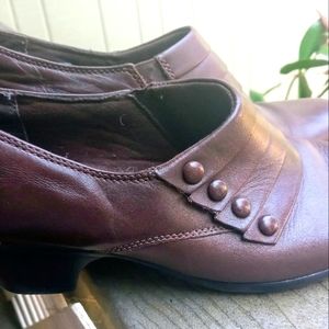 LIKE NEW* Clarks Brown Leather Shootie w/Button Details